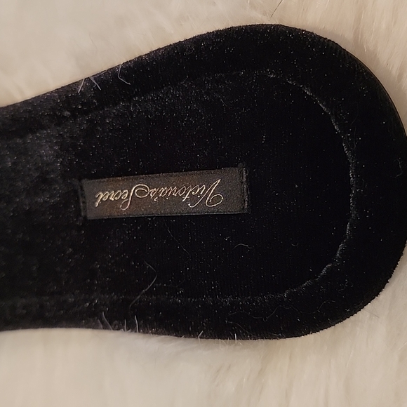 NWT Victoria's Secret Bling Velety Flip Flops Large & "V" Monogramed bag! - Picture 3 of 8